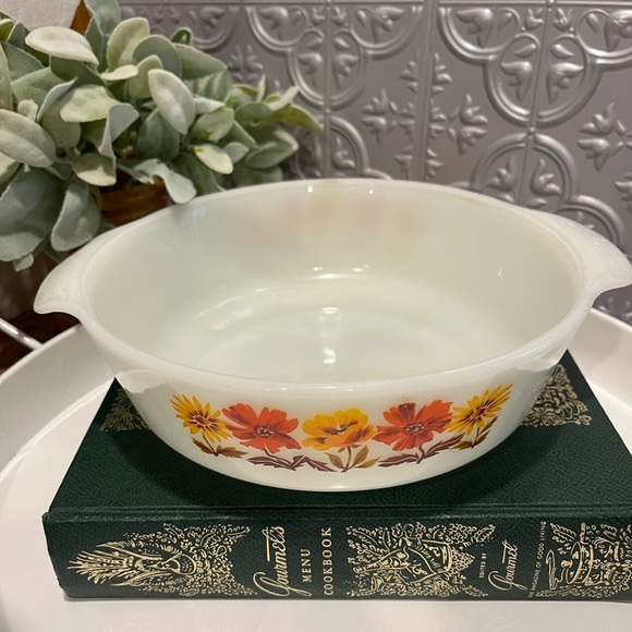 🌺 Fire-King Anchor Hocking milk glass baking dish with two handles - Picture 3 of 8